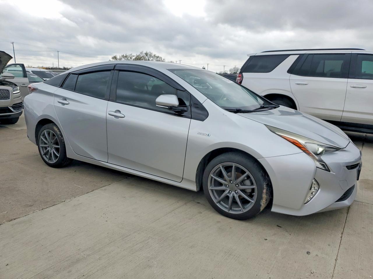 2017 TOYOTA PRIUS THREE TOURING photo 4