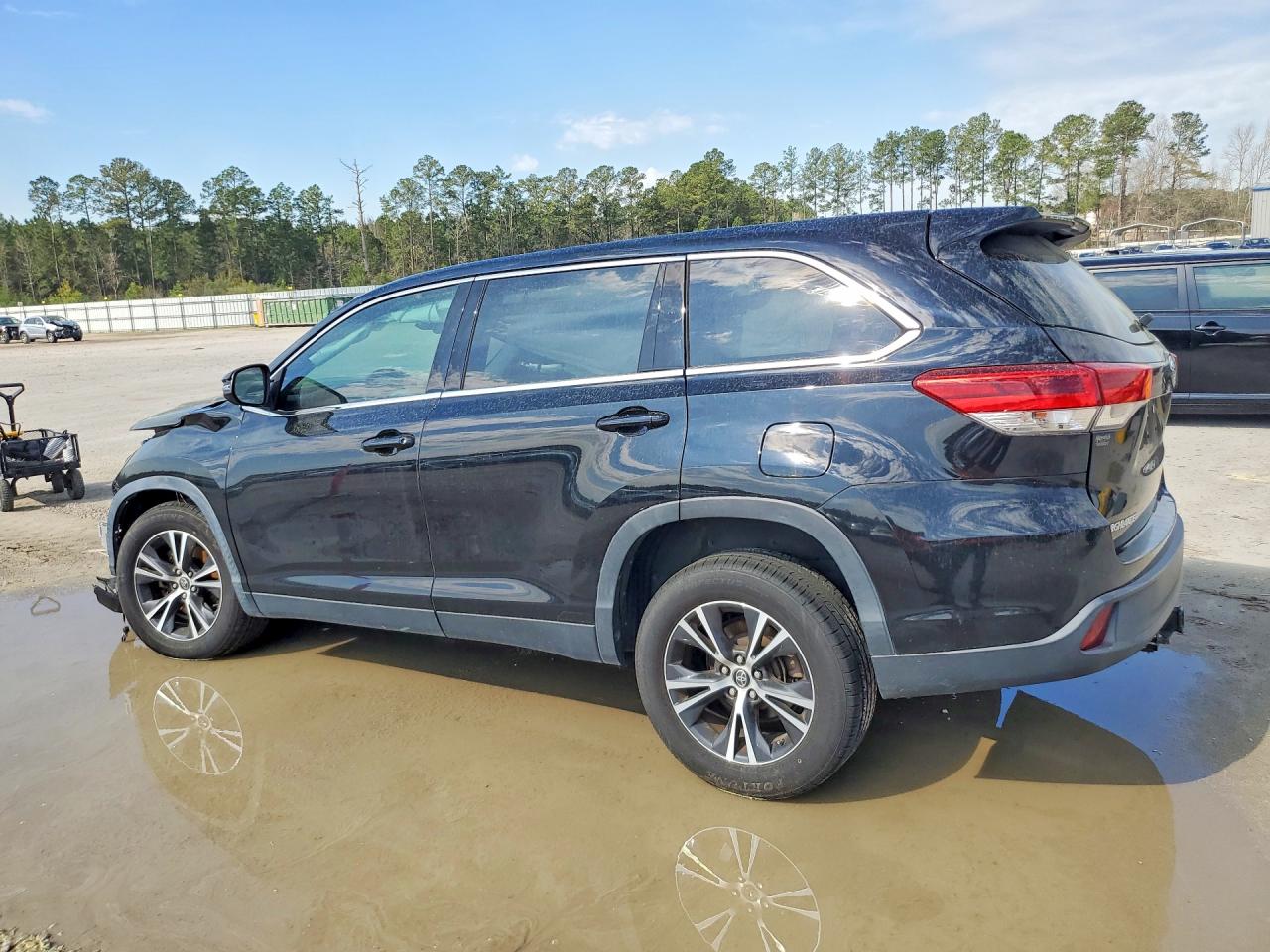 2019 TOYOTA HIGHLANDER LE photo 2