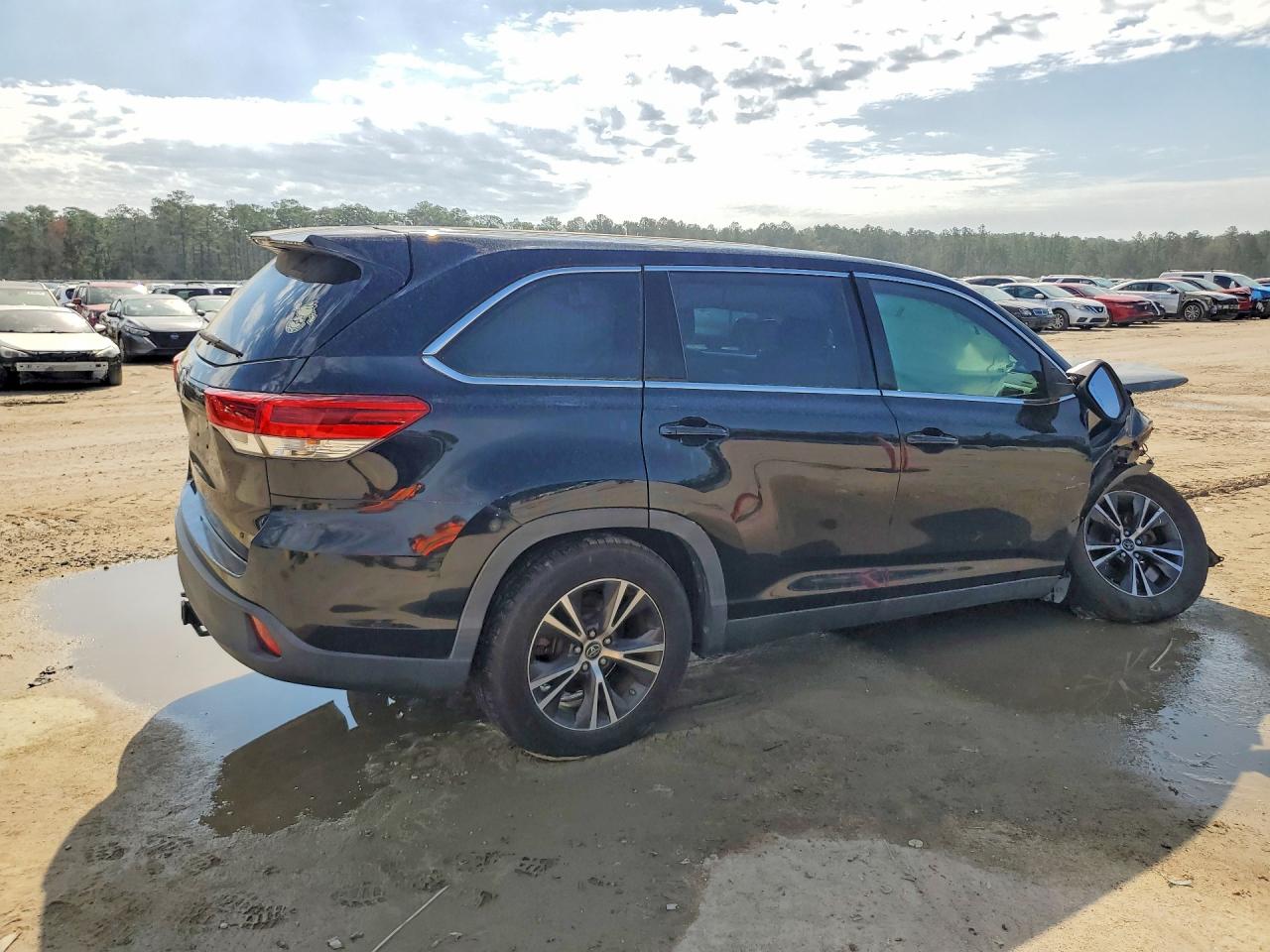 2019 TOYOTA HIGHLANDER LE photo 3