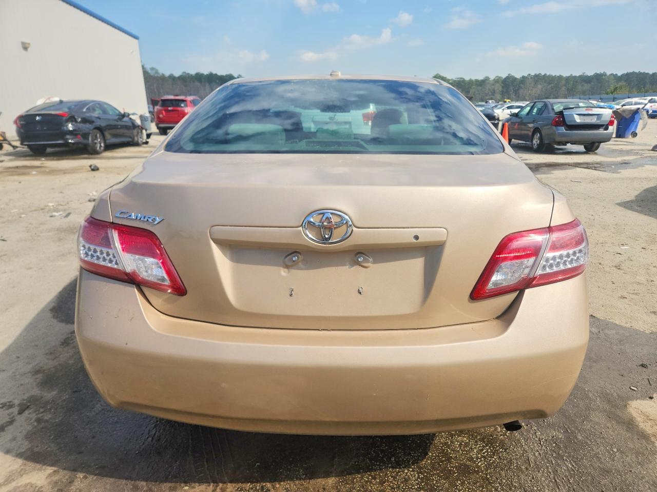 2011 TOYOTA CAMRY BASE photo 11