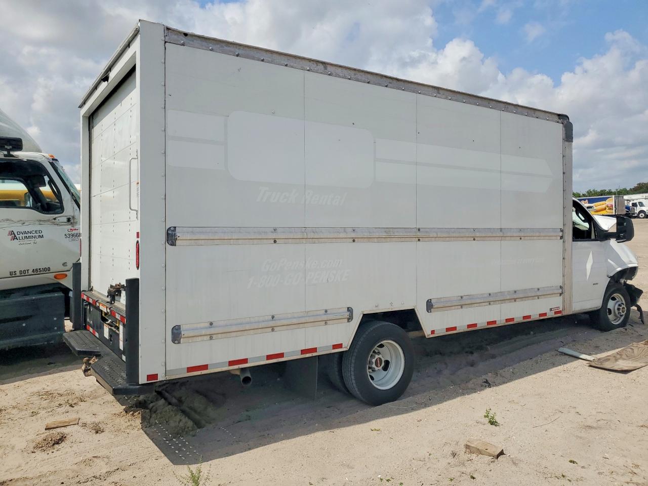 2023 GMC SAVANA BOX TRUCK photo 3