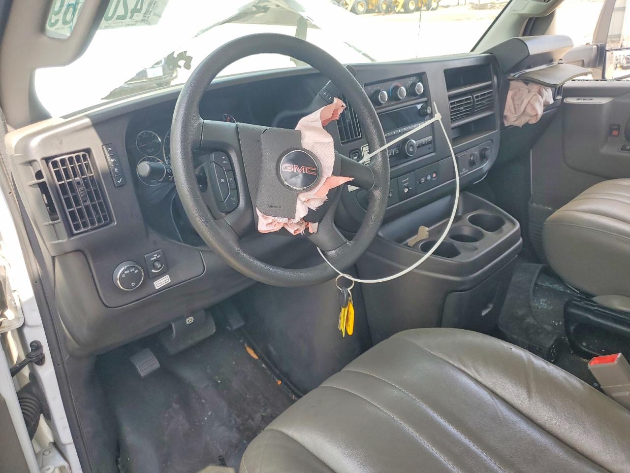 2023 GMC SAVANA BOX TRUCK photo 8