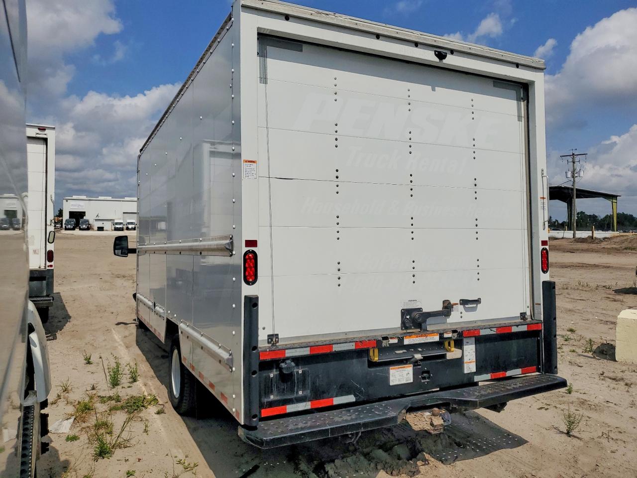 2023 GMC SAVANA BOX TRUCK photo 2