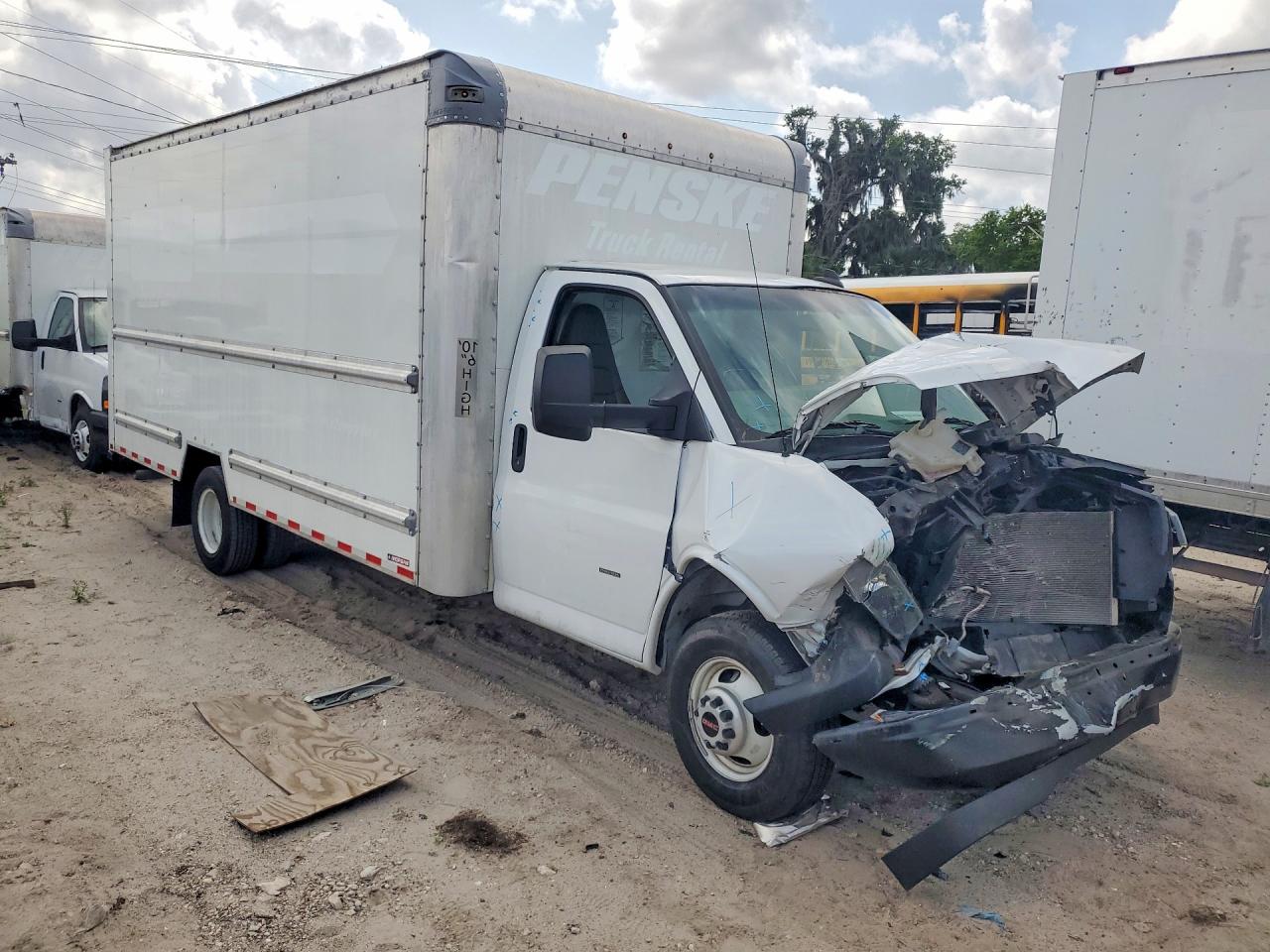 2023 GMC SAVANA BOX TRUCK photo 4