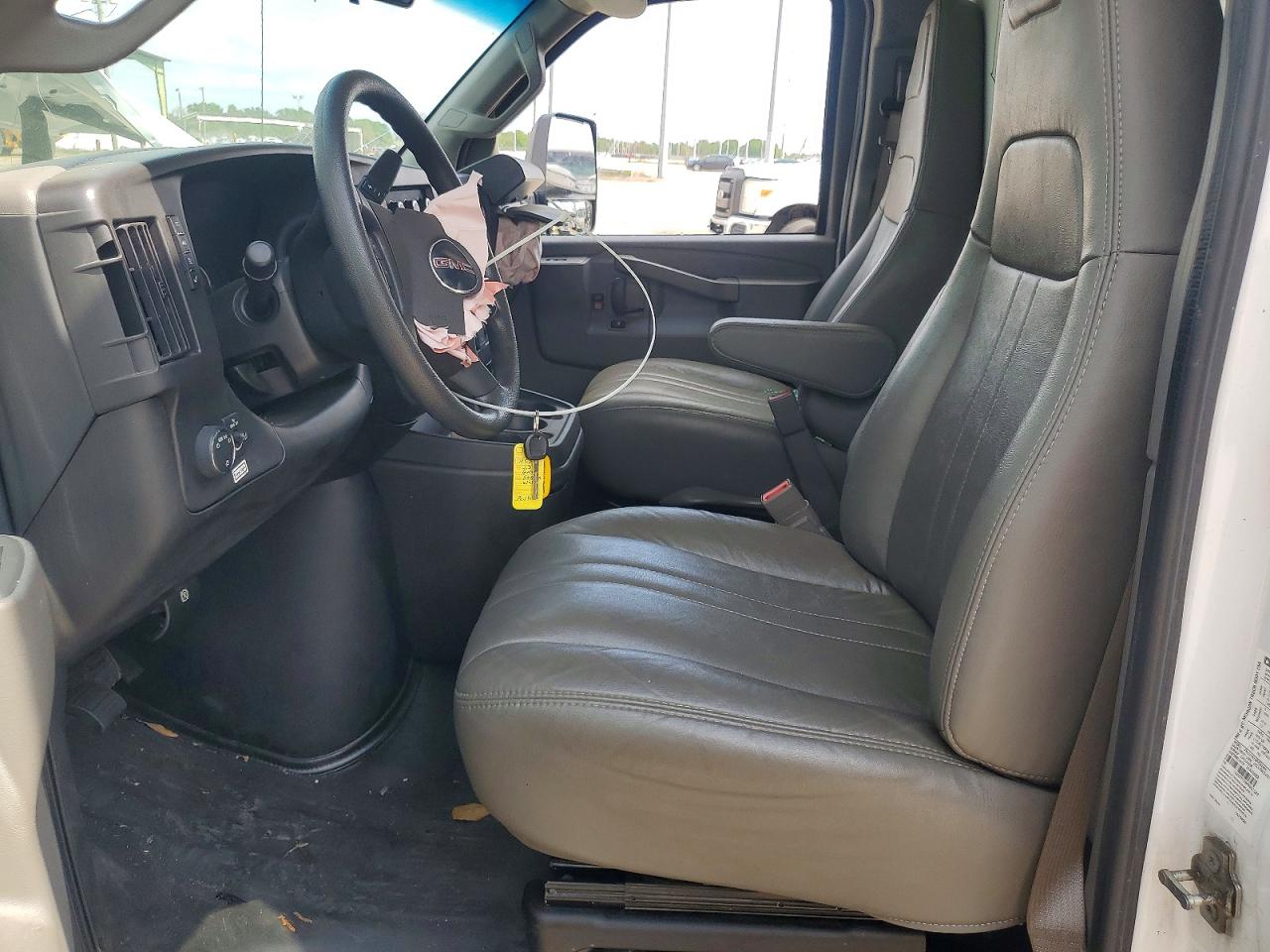2023 GMC SAVANA BOX TRUCK photo 7