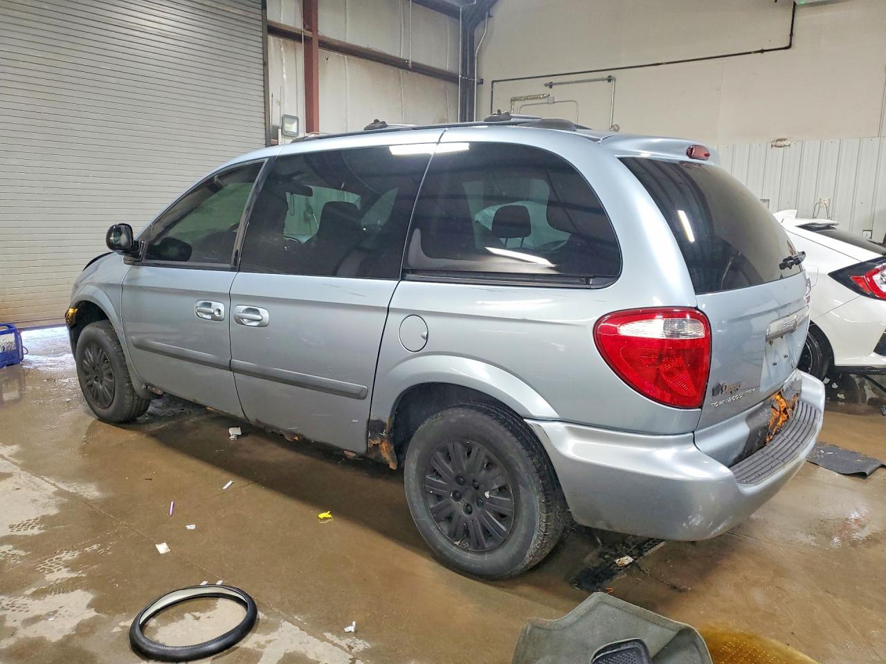 2005 CHRYSLER TOWN & COUNTRY photo 2