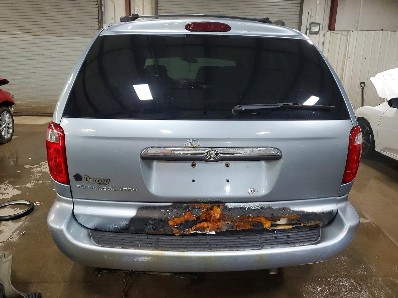 2005 CHRYSLER TOWN & COUNTRY photo 6