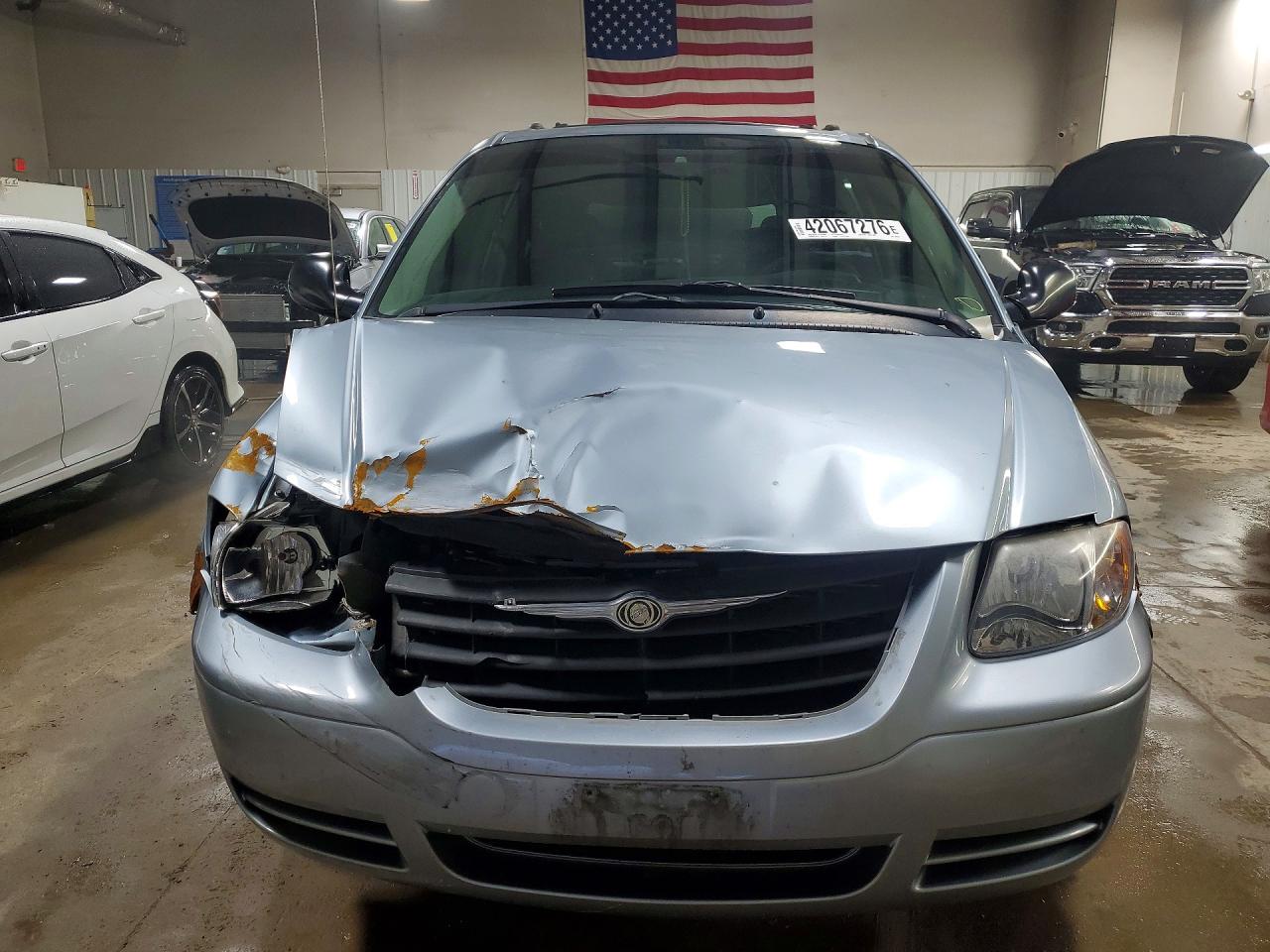 2005 CHRYSLER TOWN & COUNTRY photo 5