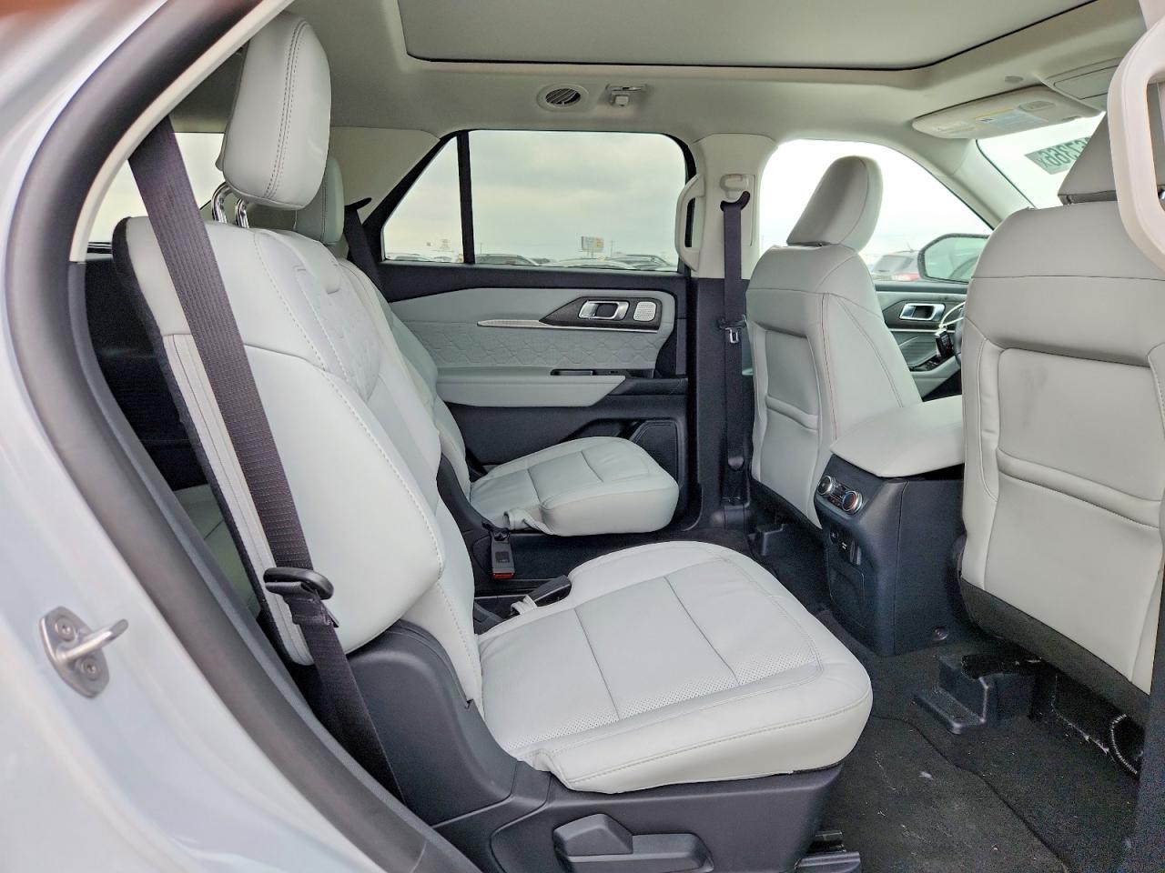 2025 FORD EXPLORER PLATINUM photo 31