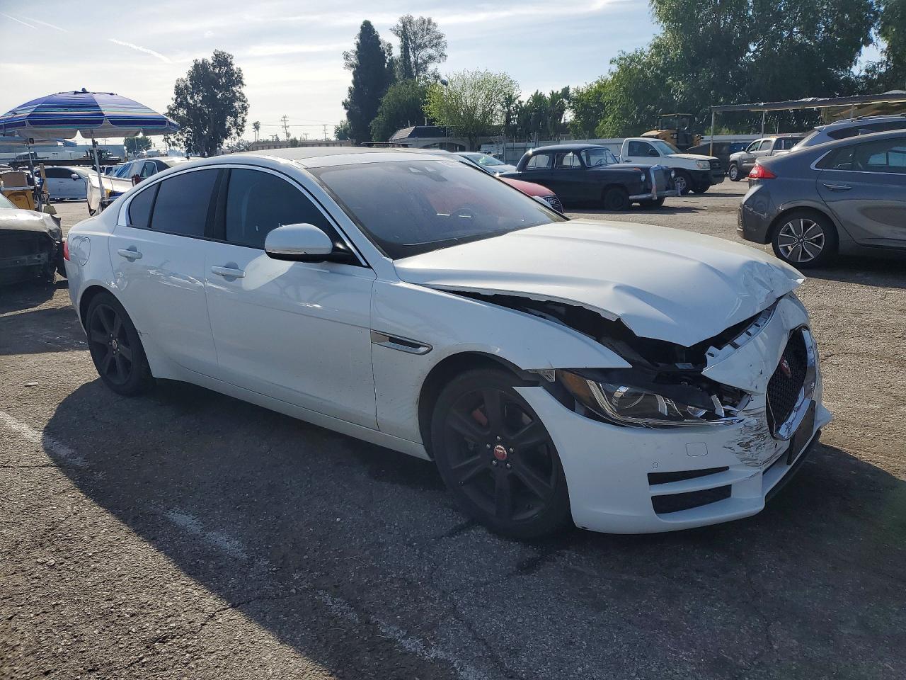 2017 JAGUAR XE PREMIUM photo 4
