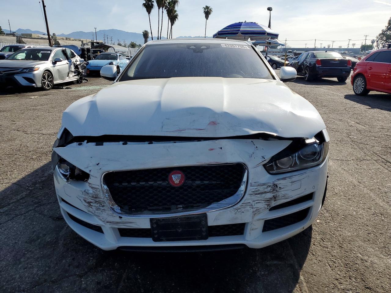 2017 JAGUAR XE PREMIUM photo 5