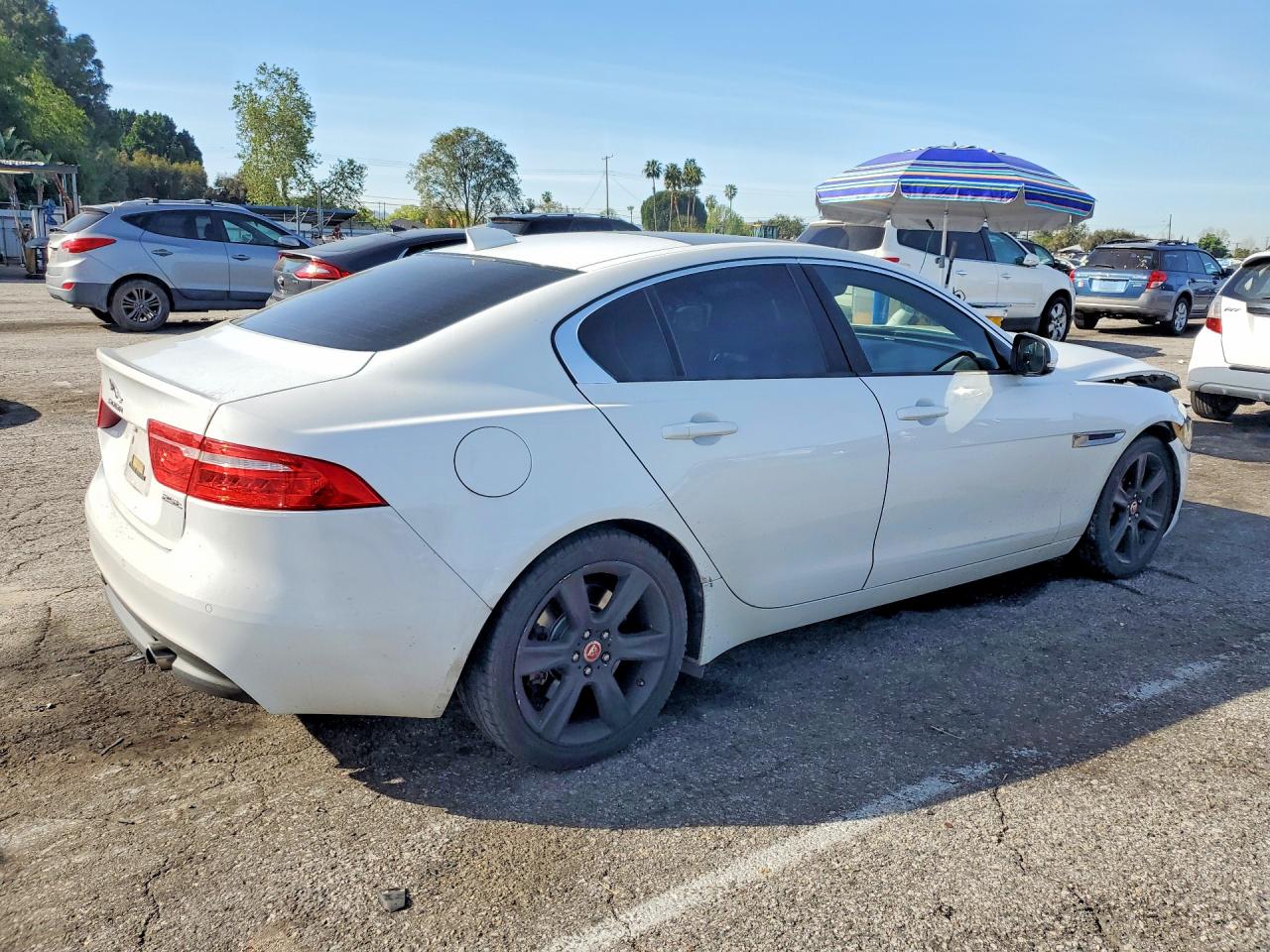 2017 JAGUAR XE PREMIUM photo 3