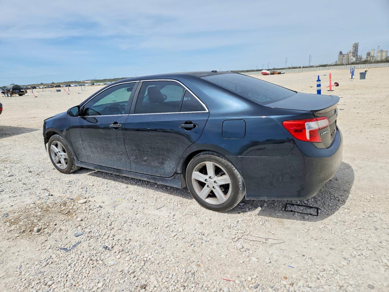 2013 TOYOTA CAMRY SE photo 2