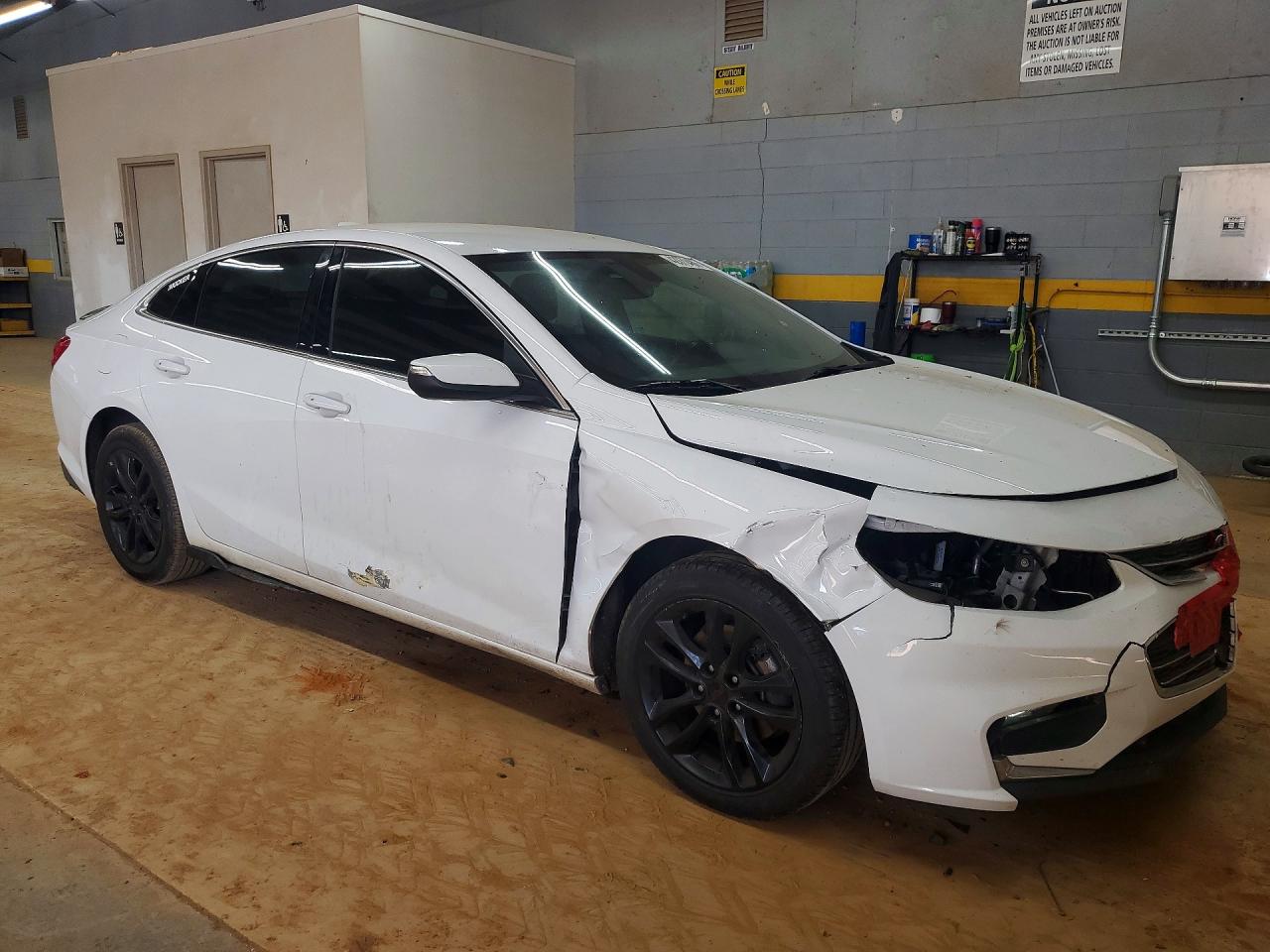 2017 CHEVROLET MALIBU LT photo 4
