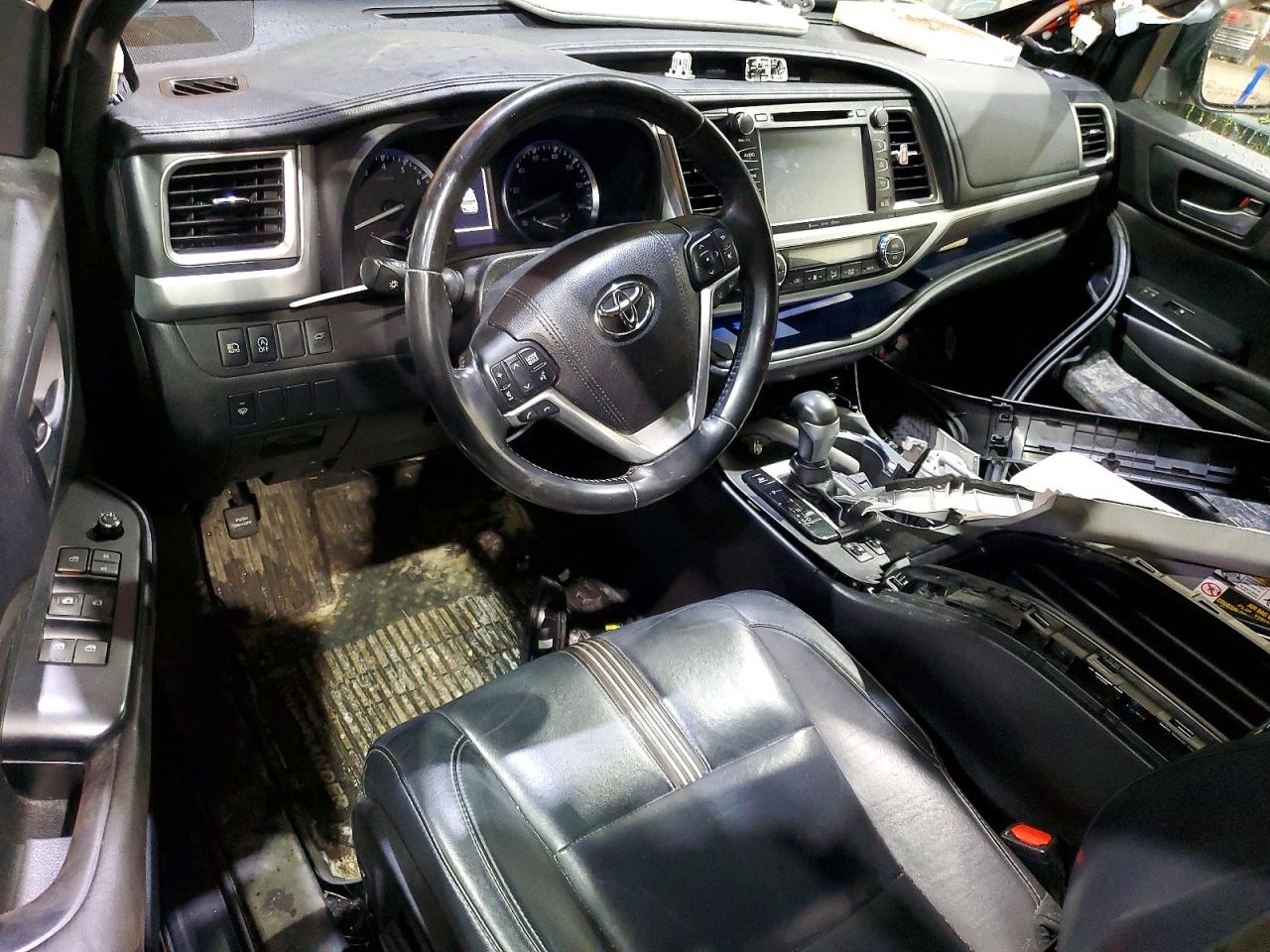2017 TOYOTA HIGHLANDER SE photo 8