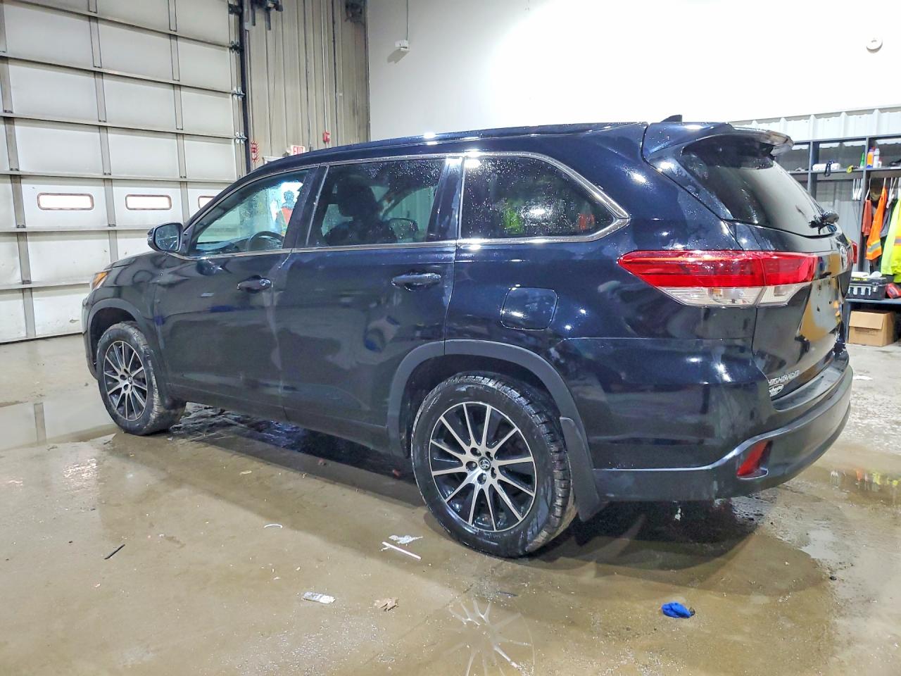 2017 TOYOTA HIGHLANDER SE photo 2