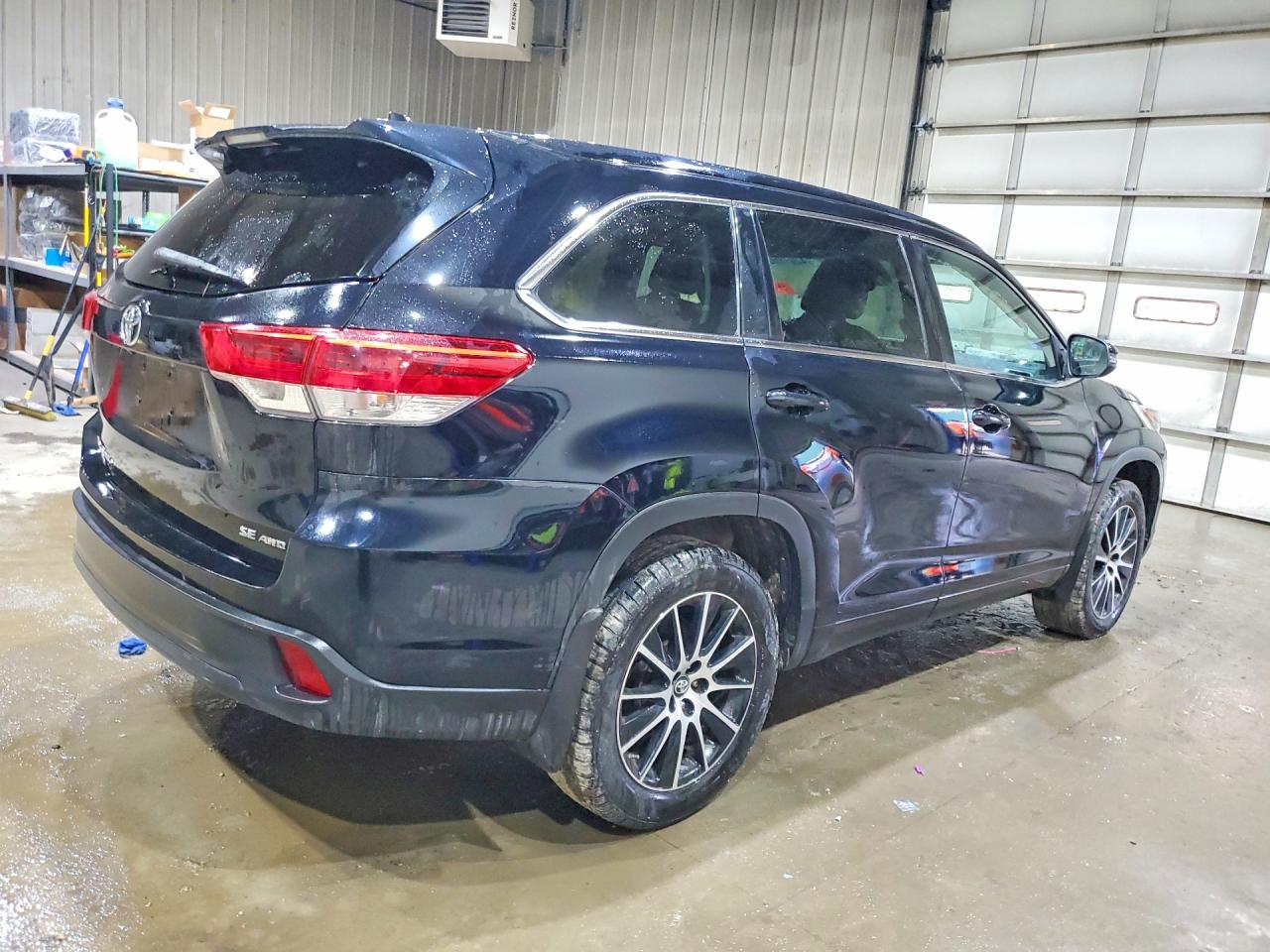 2017 TOYOTA HIGHLANDER SE photo 3
