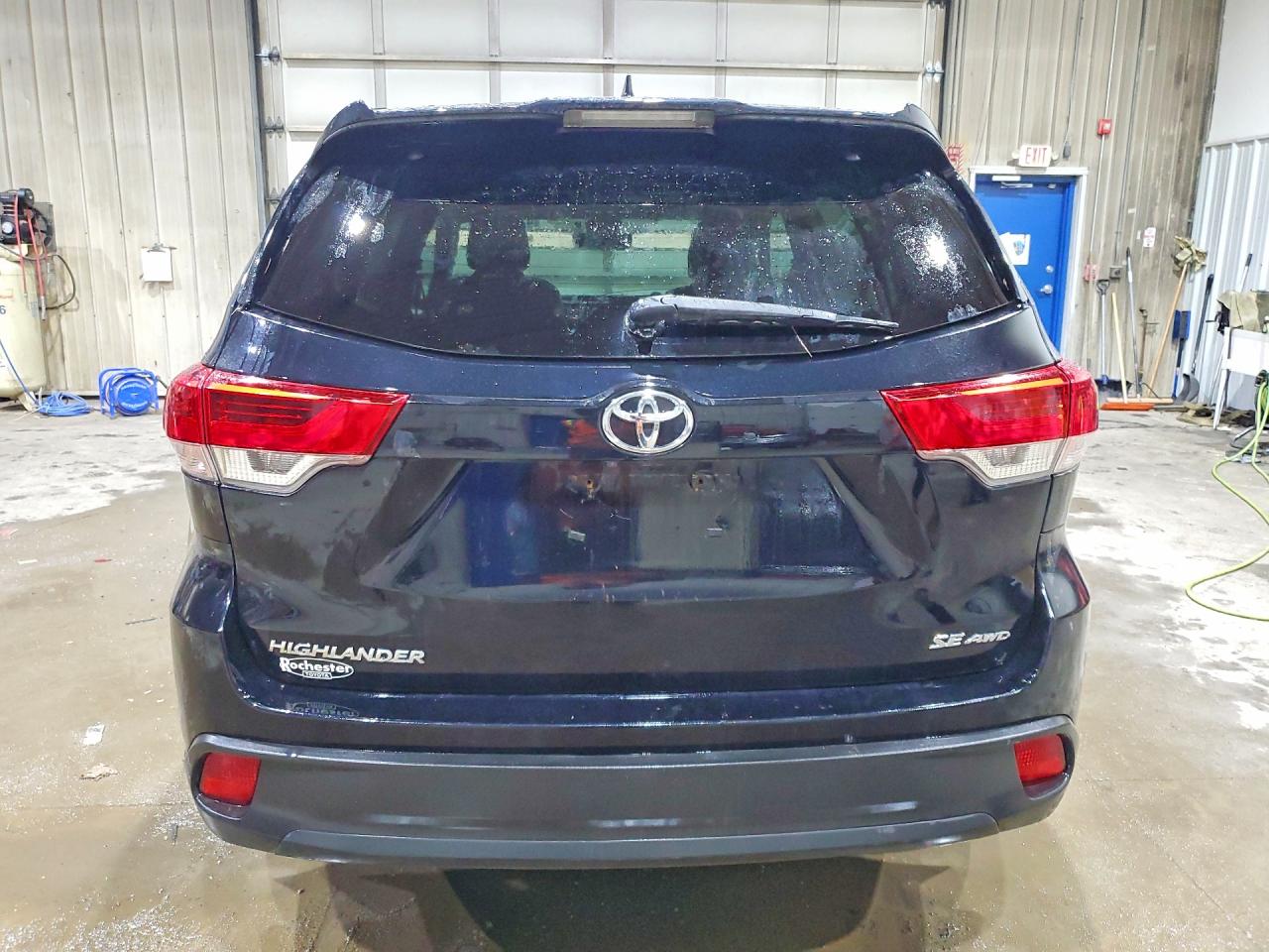 2017 TOYOTA HIGHLANDER SE photo 6