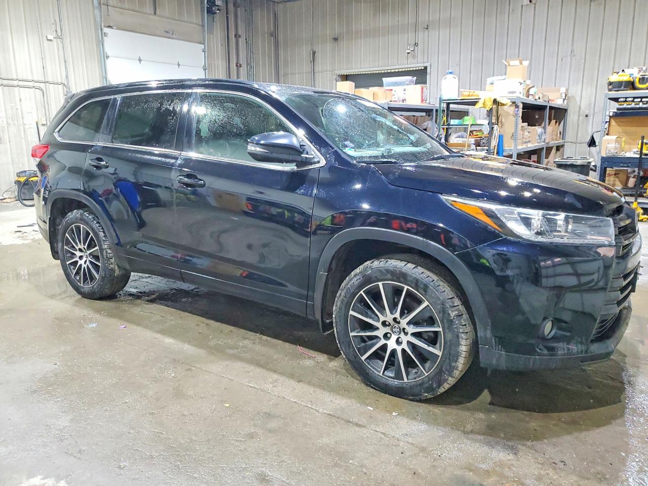 2017 TOYOTA HIGHLANDER SE photo 4