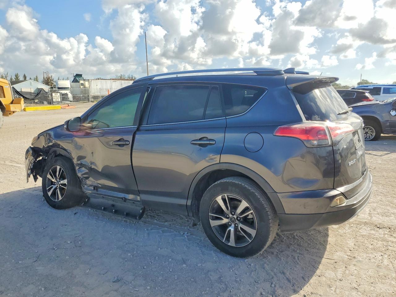 2018 TOYOTA RAV4 XLE photo 2