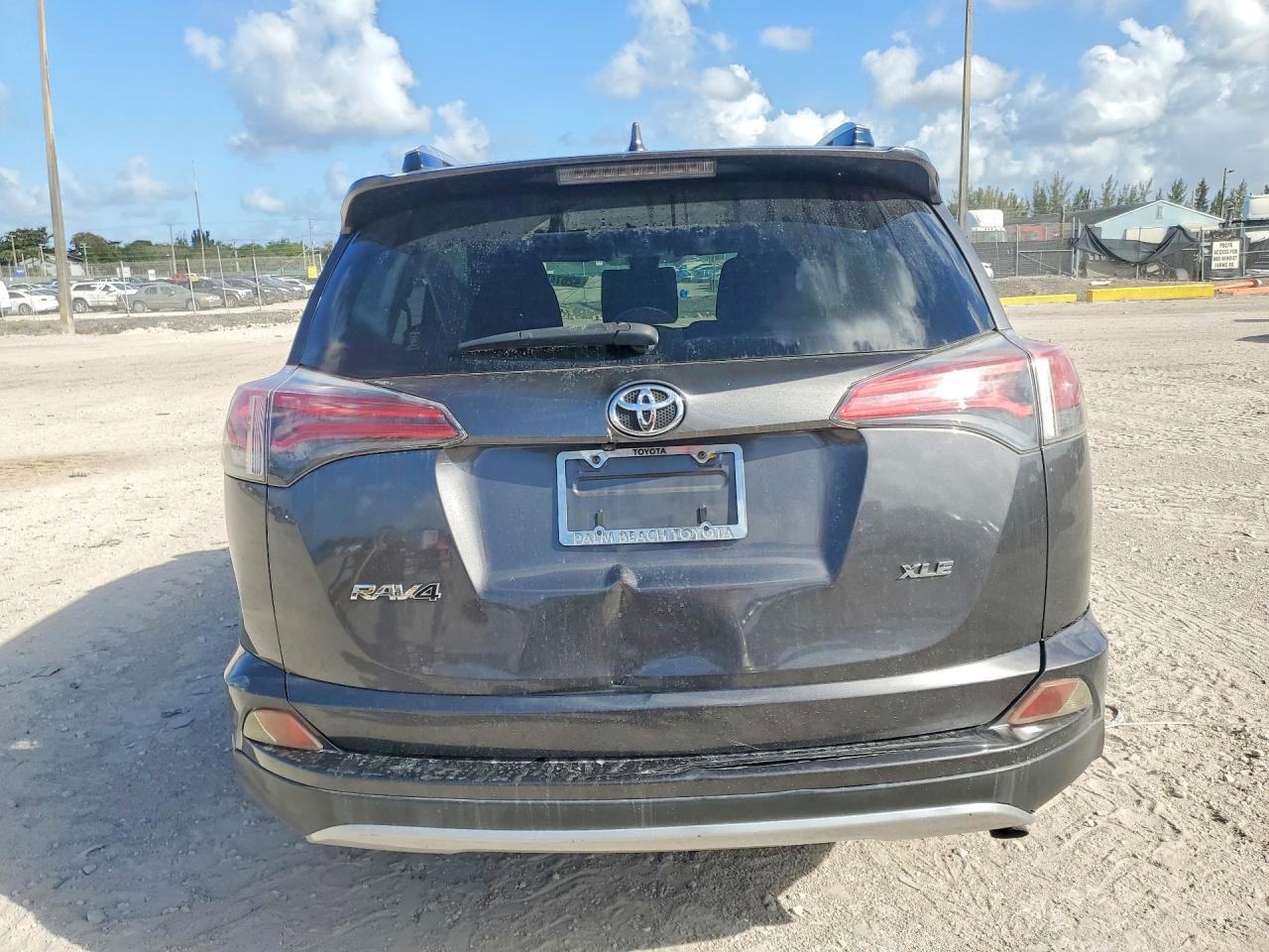 2018 TOYOTA RAV4 XLE photo 6