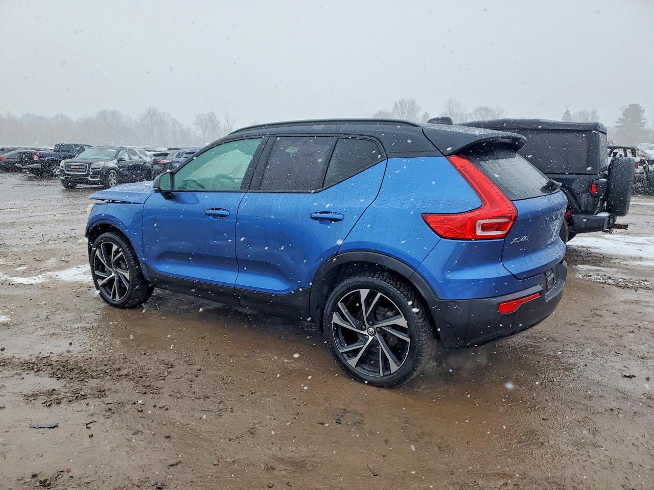 2021 VOLVO XC40 T5 R-DESIGN photo 2