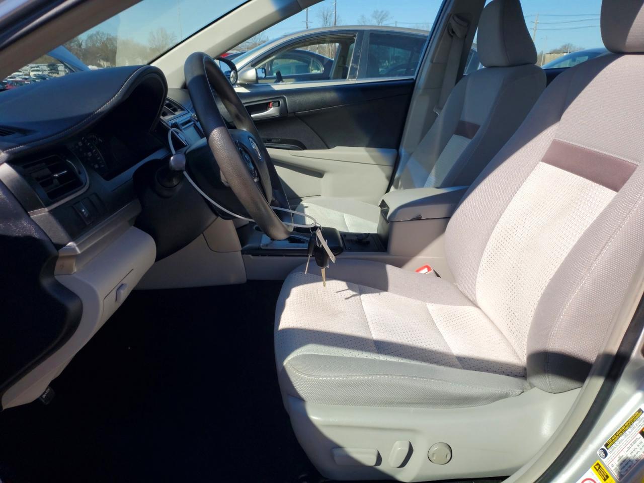 2014 TOYOTA CAMRY LE photo 13
