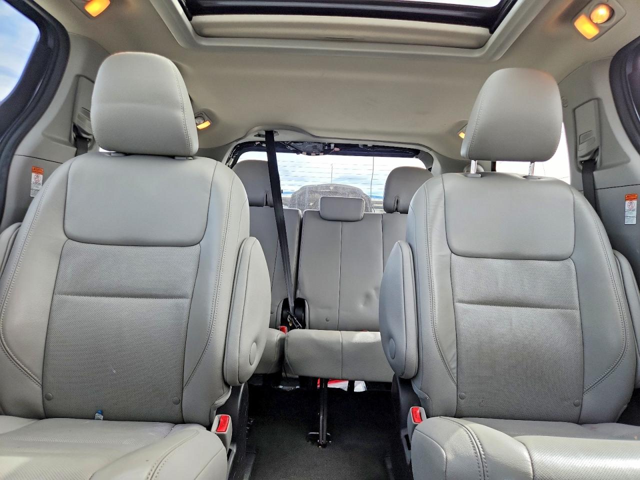 2015 TOYOTA SIENNA LIMITED 7-PASSENGER photo 10