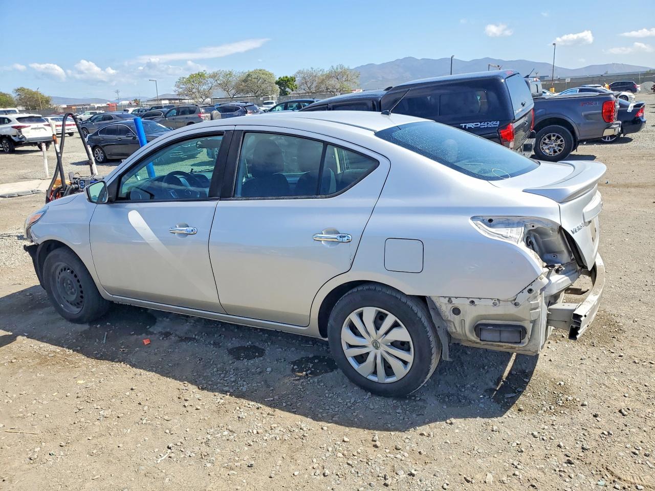 2019 NISSAN VERSA SV photo 4