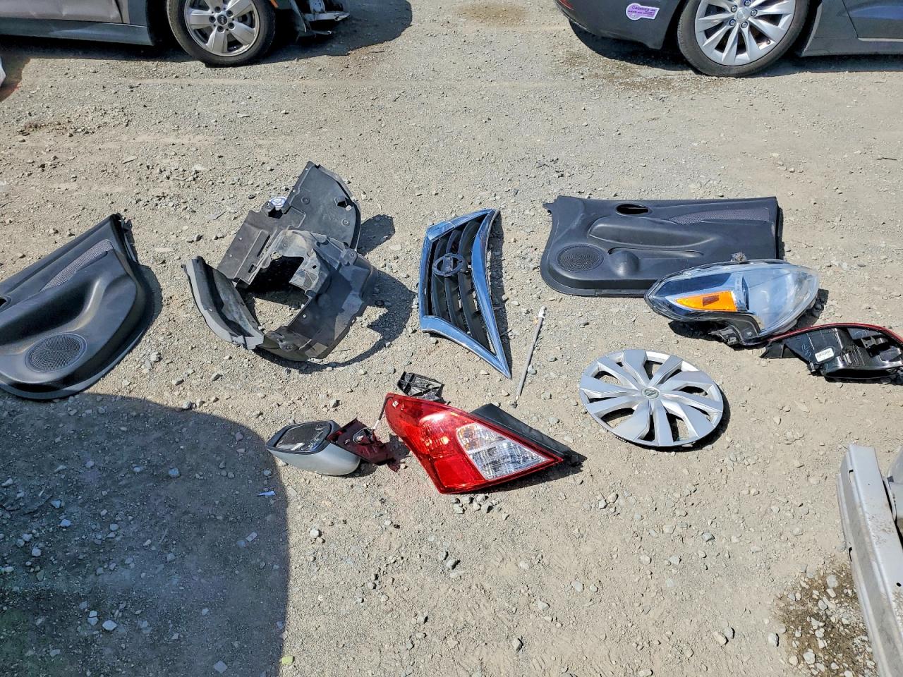 2019 NISSAN VERSA SV photo 34