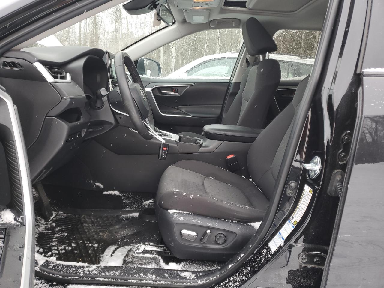 2021 TOYOTA RAV4 XLE photo 19