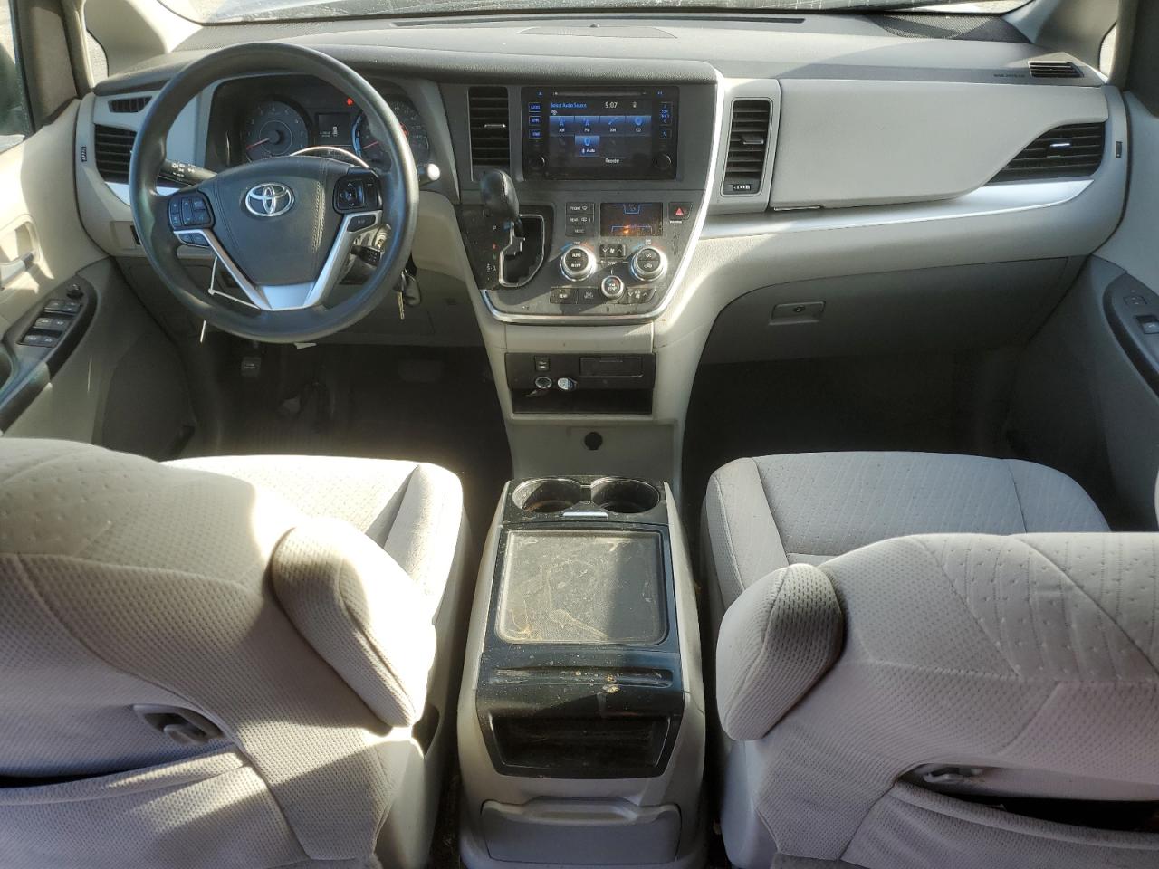 2017 TOYOTA SIENNA LE photo 15
