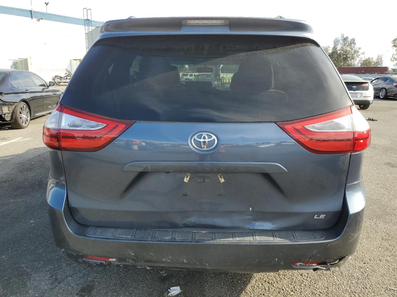 2017 TOYOTA SIENNA LE photo 11