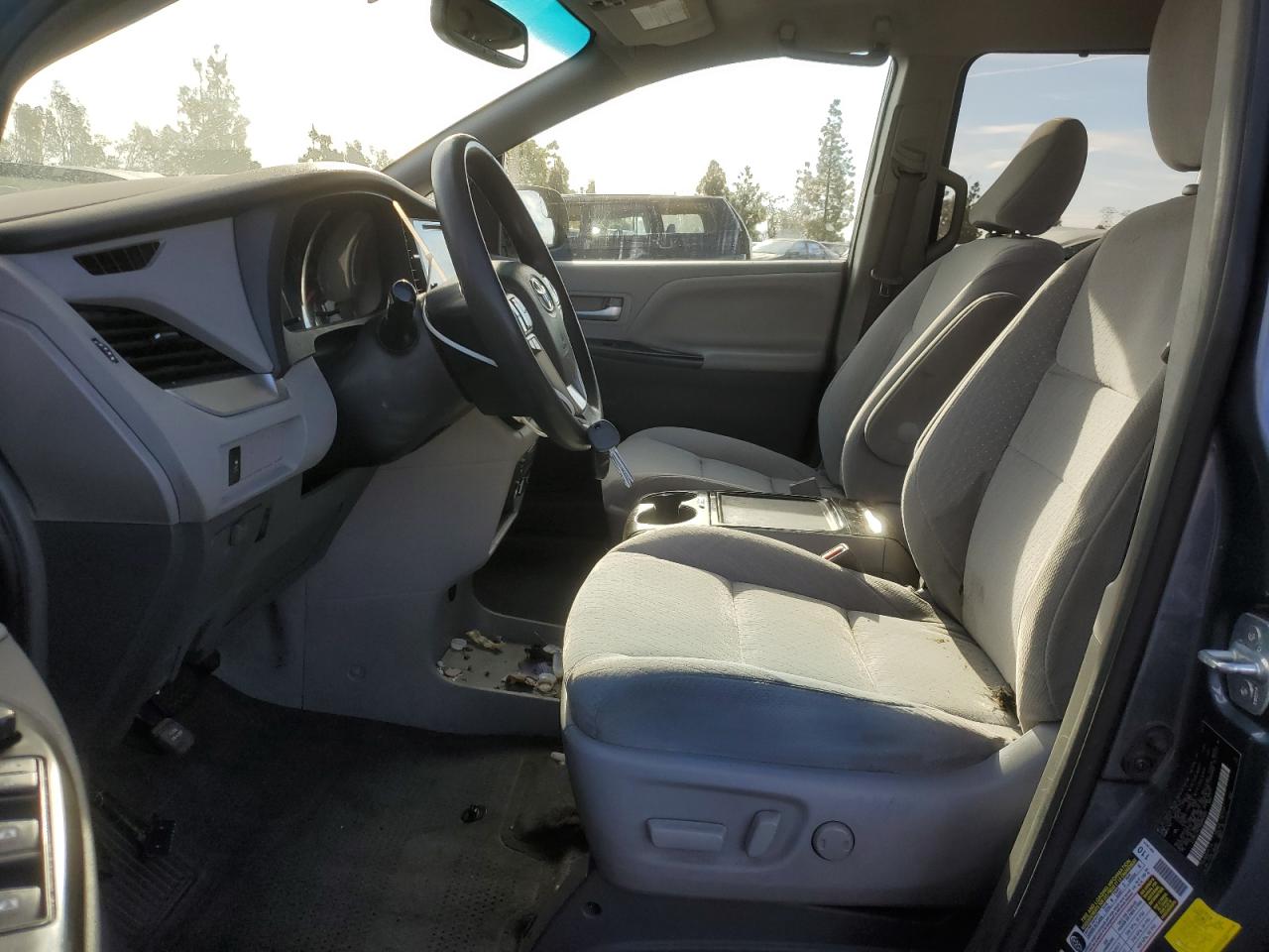 2017 TOYOTA SIENNA LE photo 13