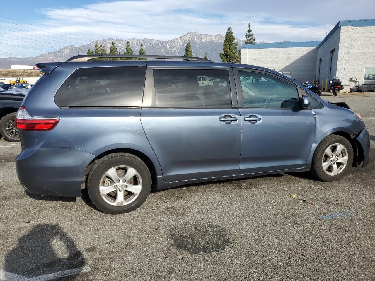 2017 TOYOTA SIENNA LE photo 5