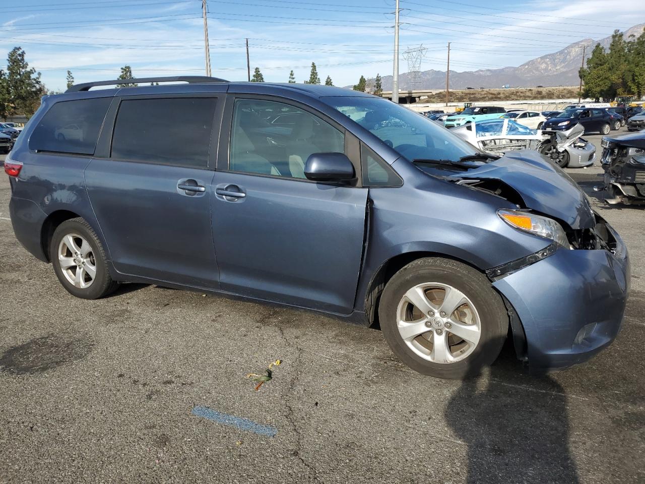 2017 TOYOTA SIENNA LE photo 7