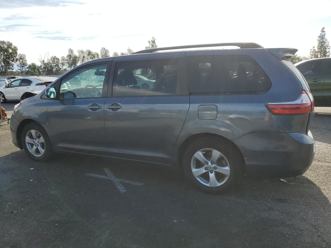 2017 TOYOTA SIENNA LE photo 3