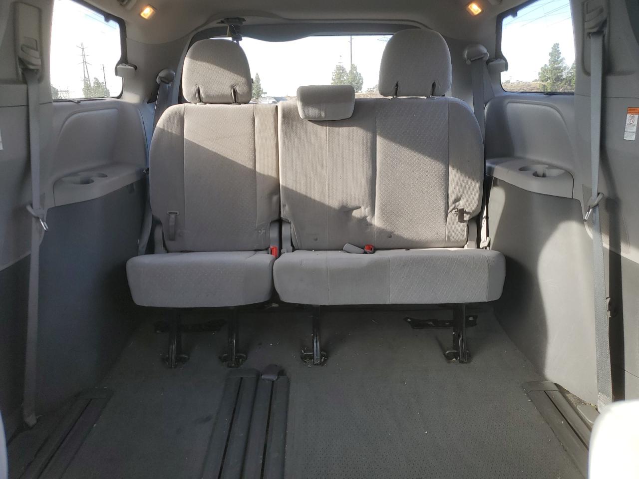 2017 TOYOTA SIENNA LE photo 19
