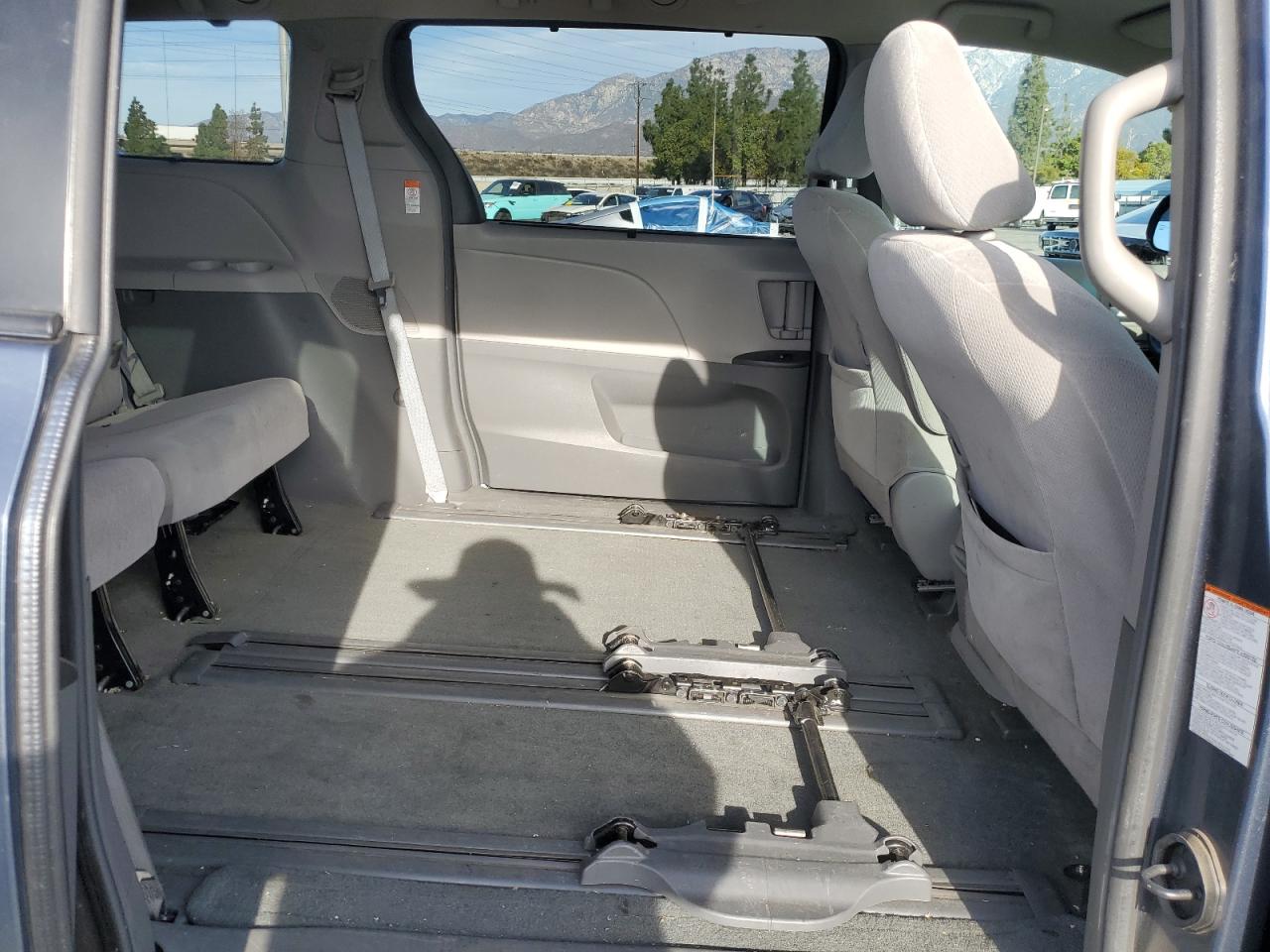 2017 TOYOTA SIENNA LE photo 21