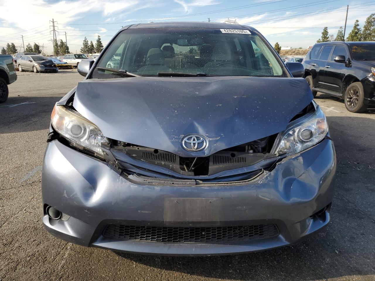 2017 TOYOTA SIENNA LE photo 9