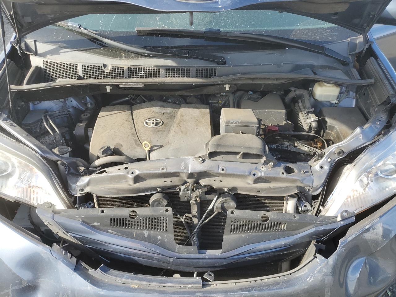 2017 TOYOTA SIENNA LE photo 23
