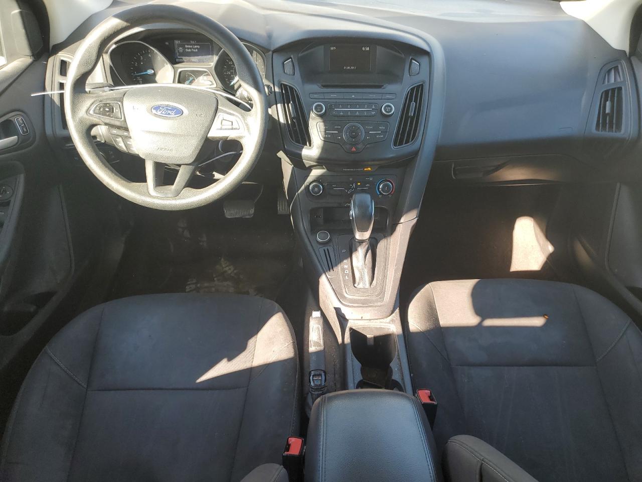 2017 FORD FOCUS SE photo 8