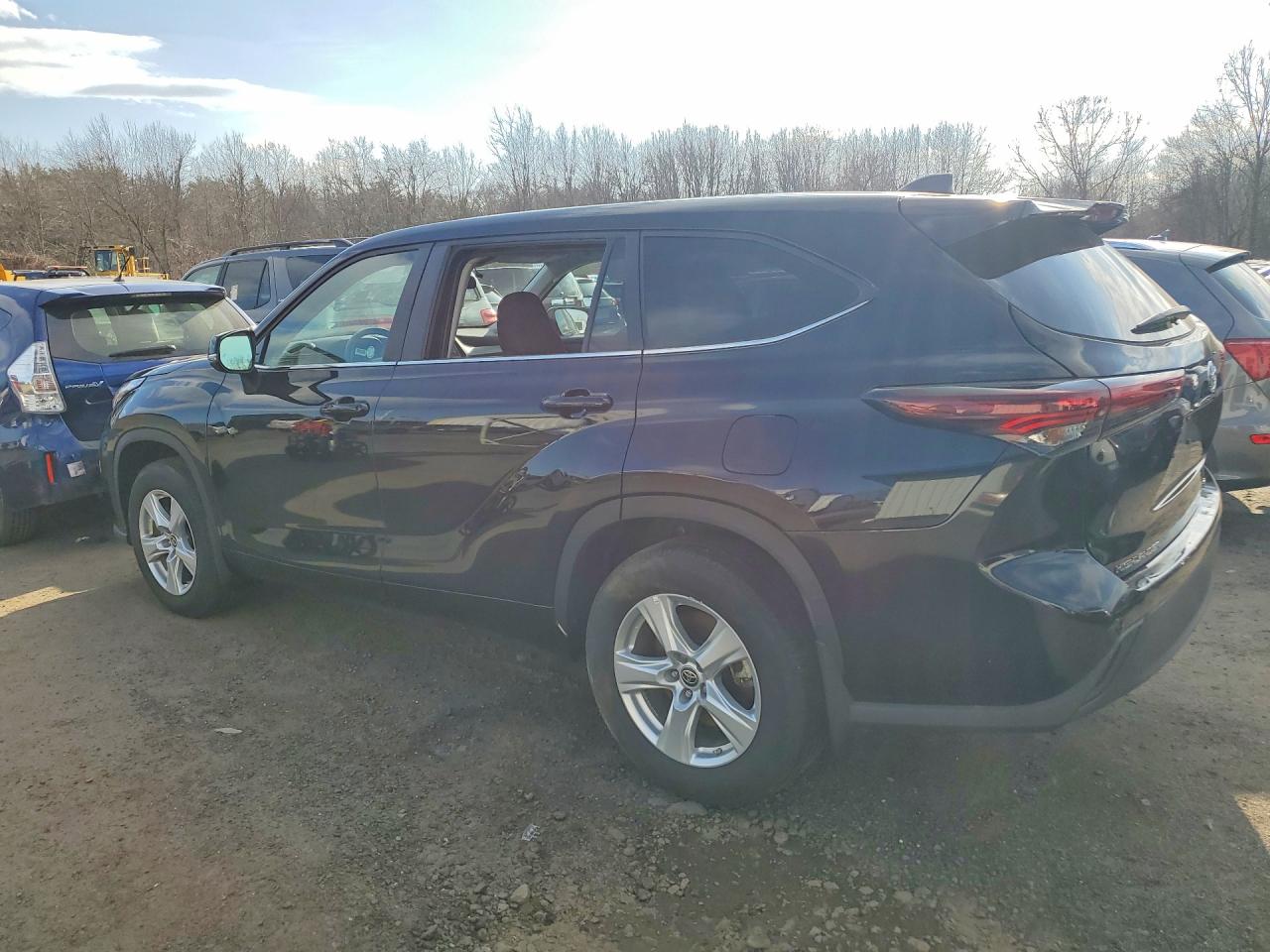 2024 TOYOTA HIGHLANDER LE photo 3