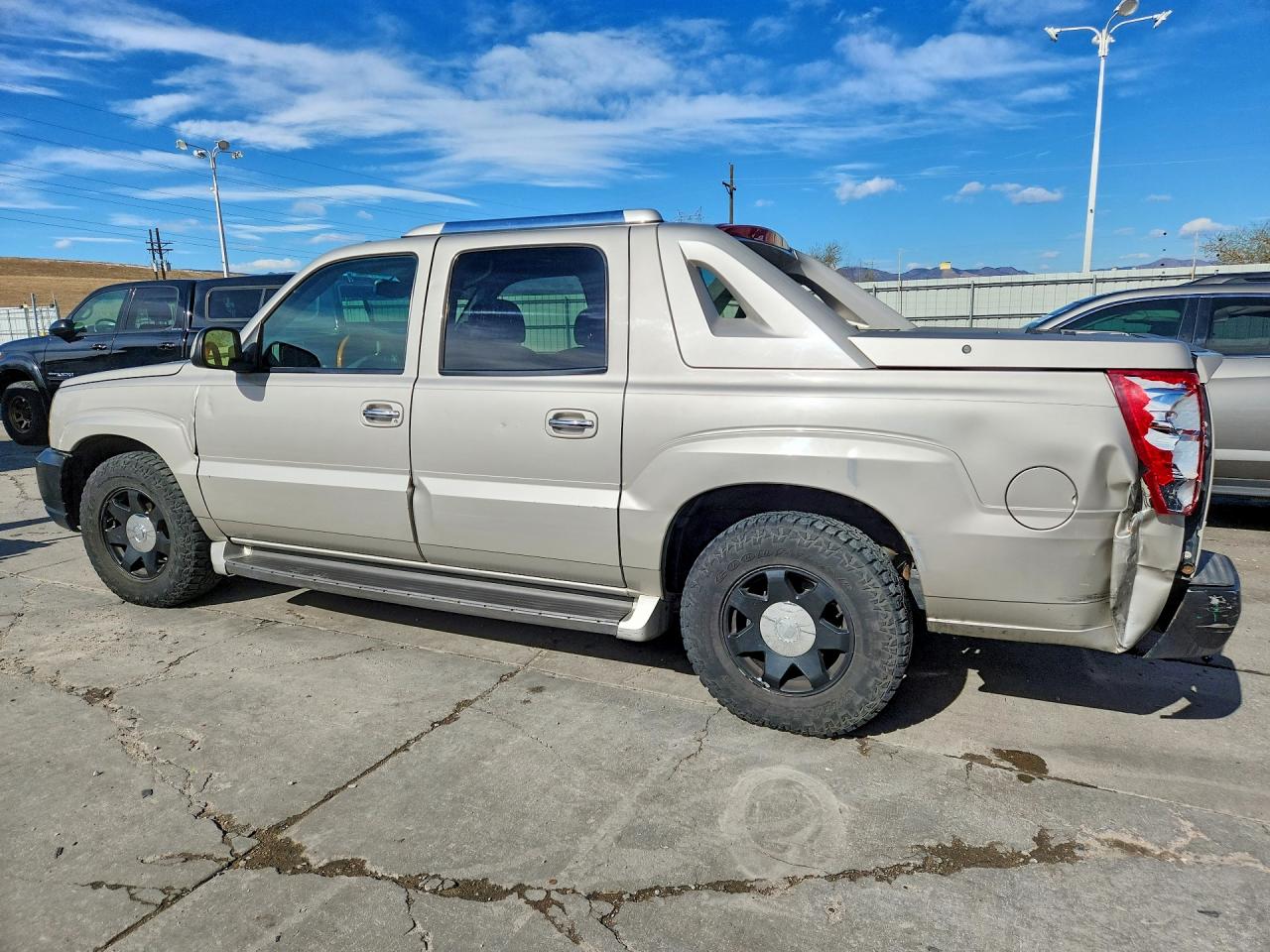2004 CADILLAC ESCALADE EXT photo 2