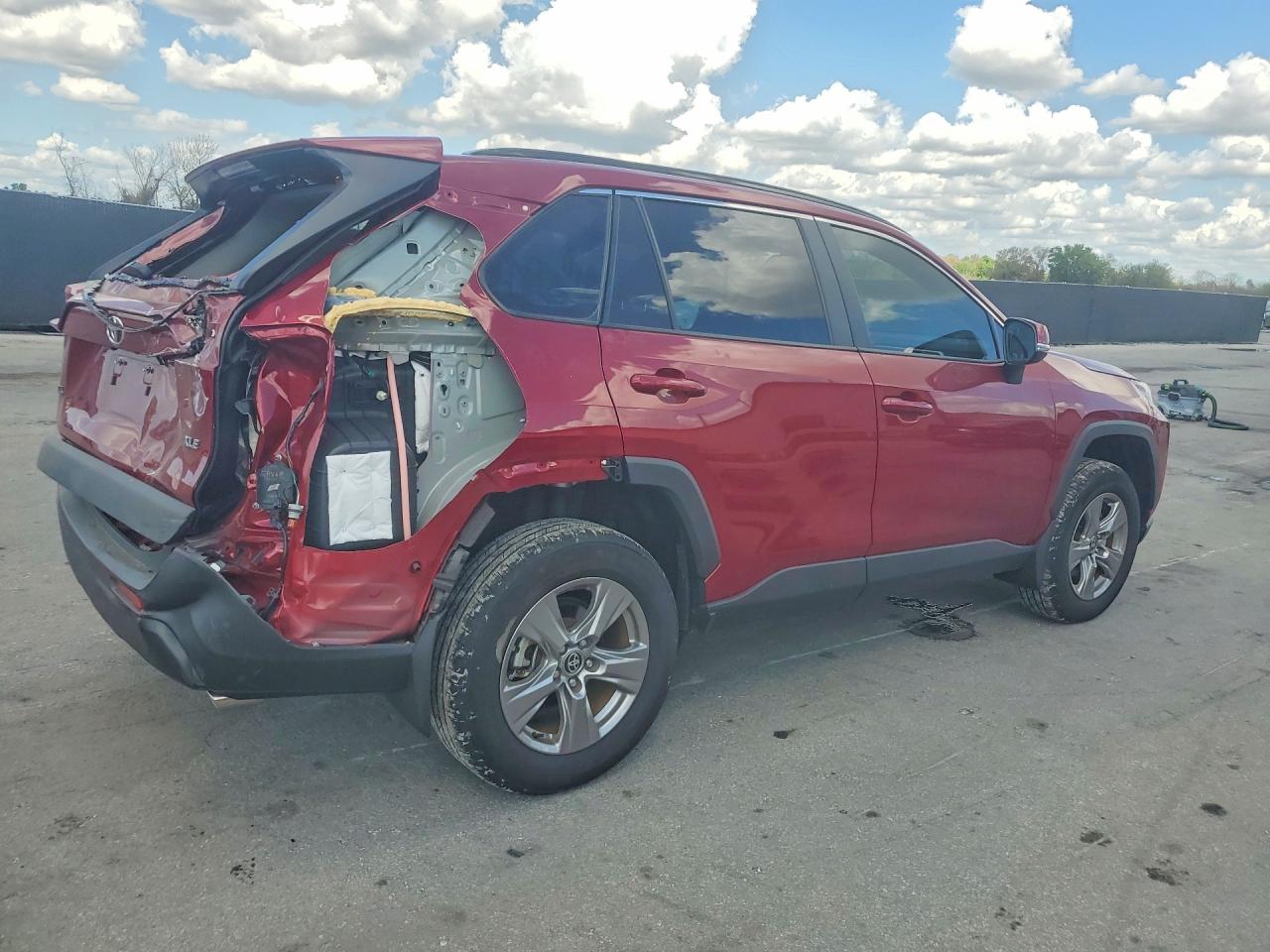 2024 TOYOTA RAV4 XLE photo 3
