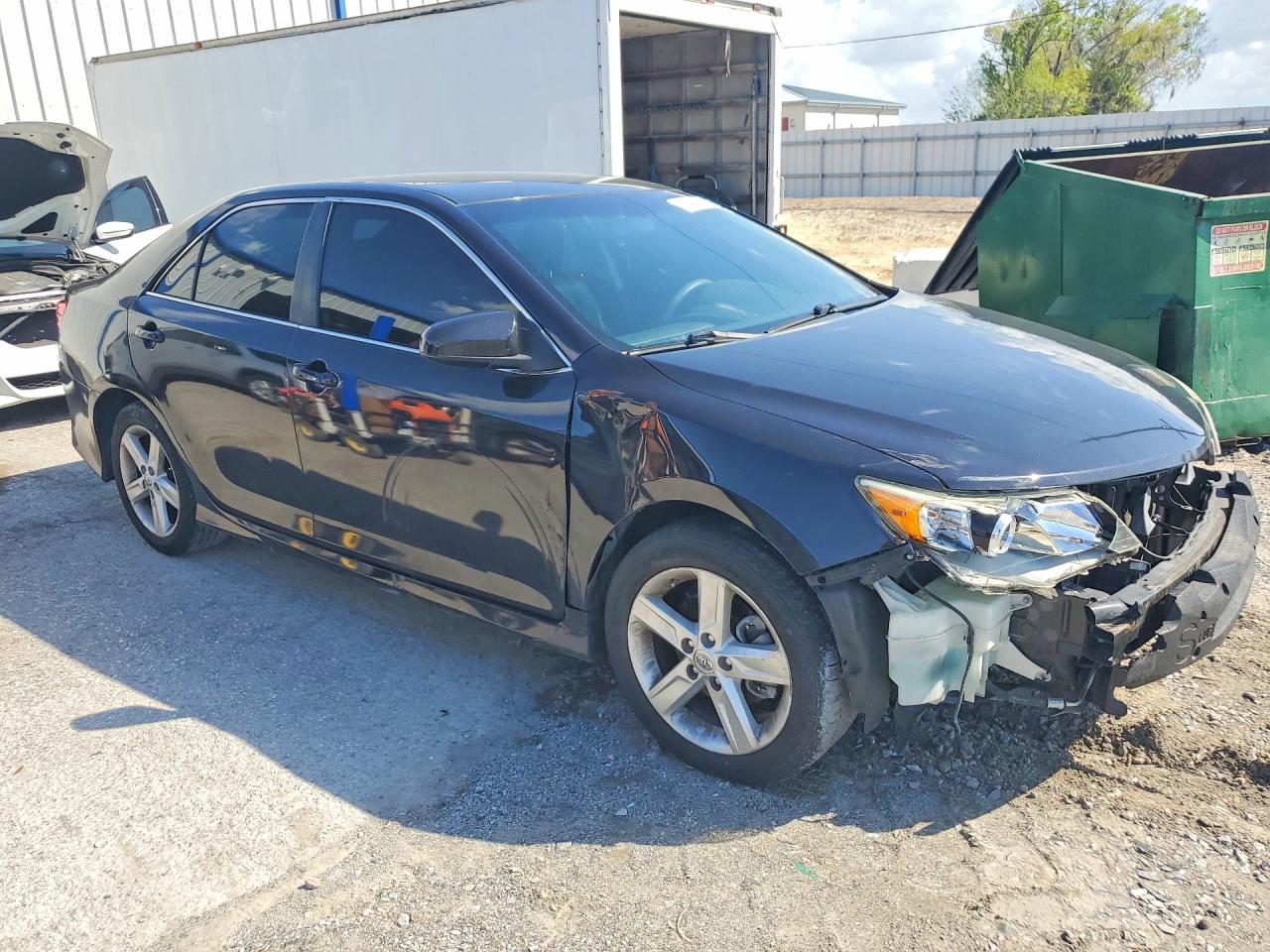 2014 TOYOTA CAMRY SE photo 4