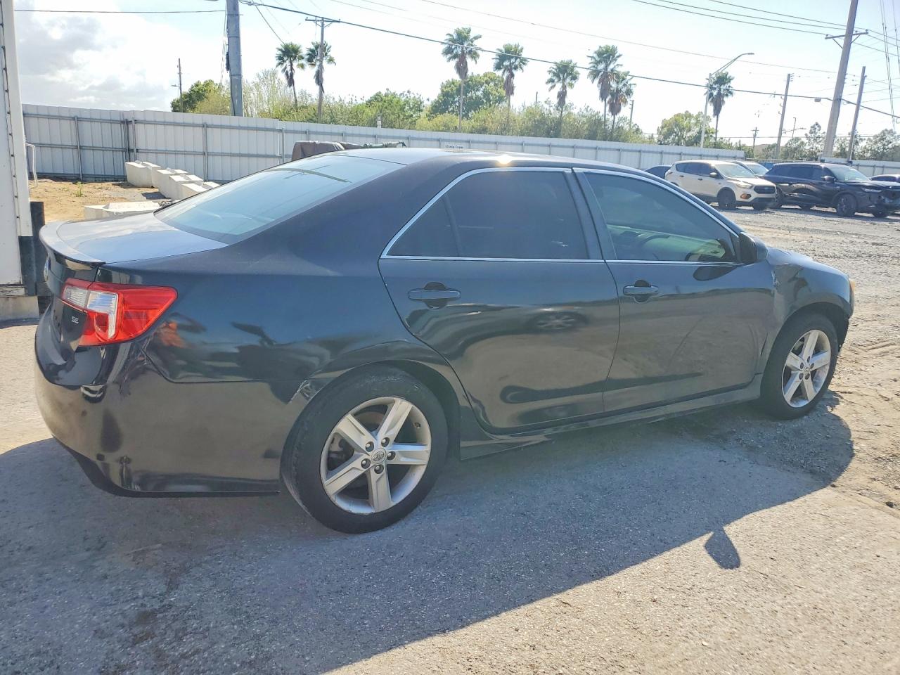 2014 TOYOTA CAMRY SE photo 3