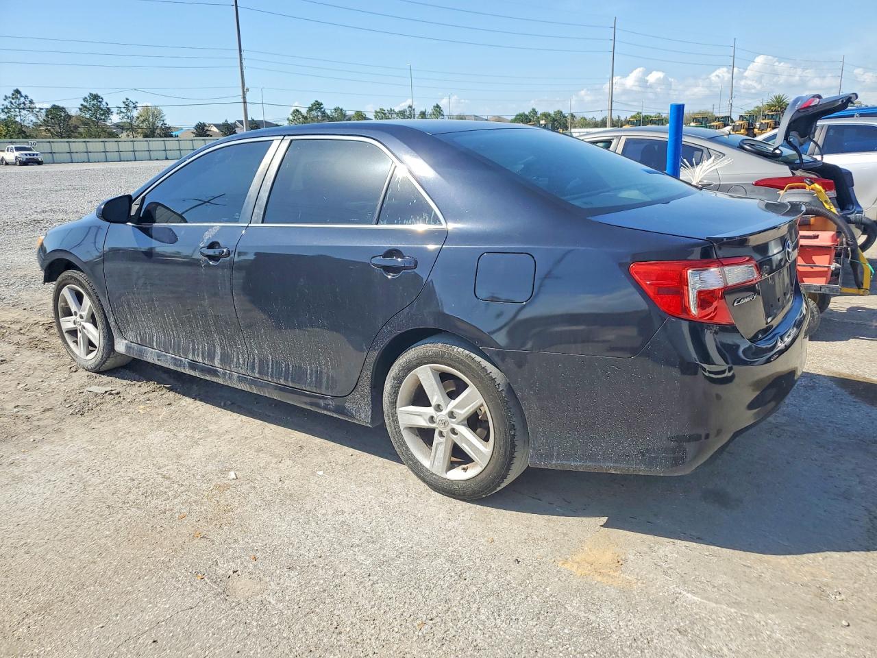 2014 TOYOTA CAMRY SE photo 2