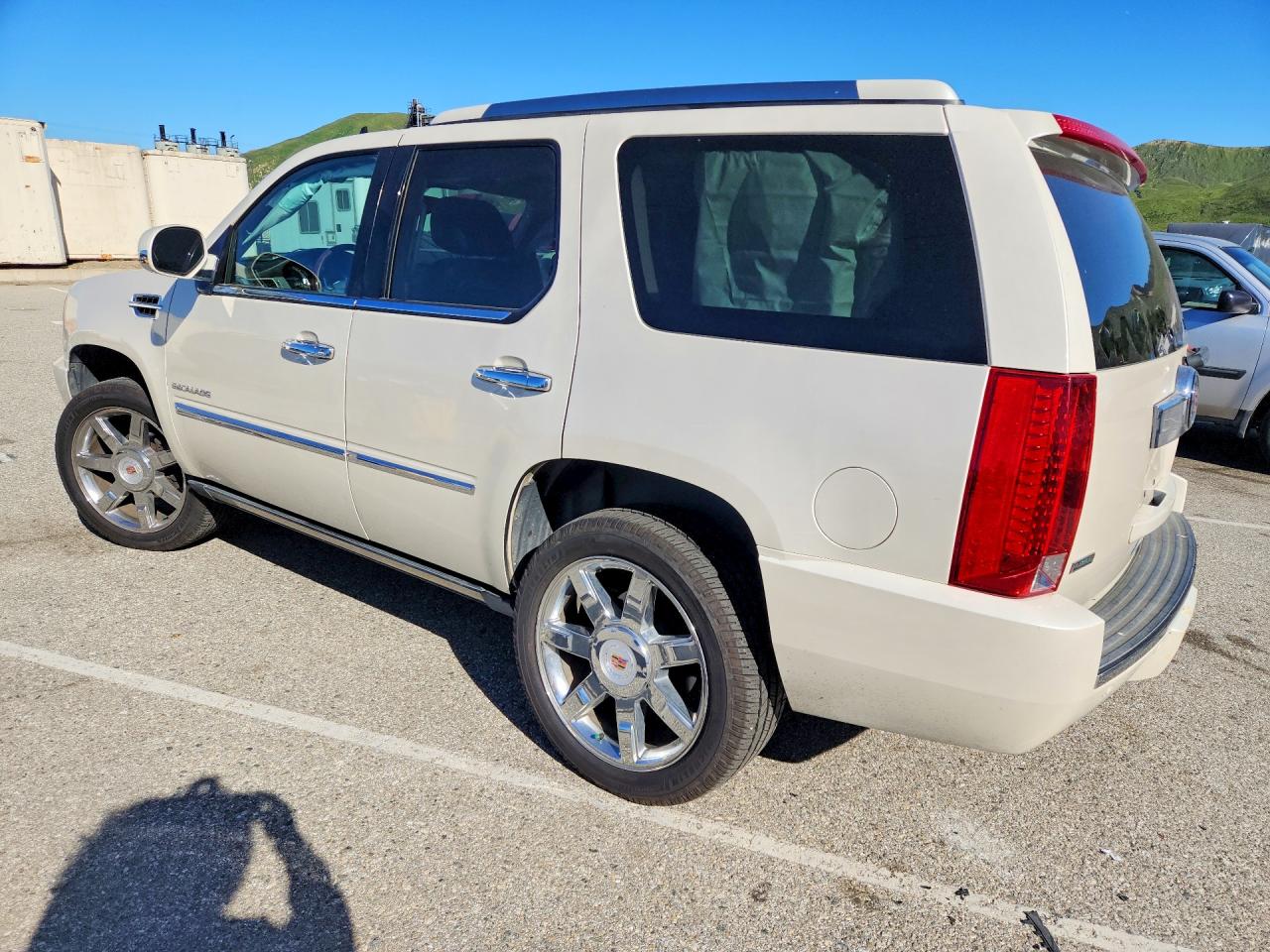 2012 CADILLAC ESCALADE LUXURY photo 4