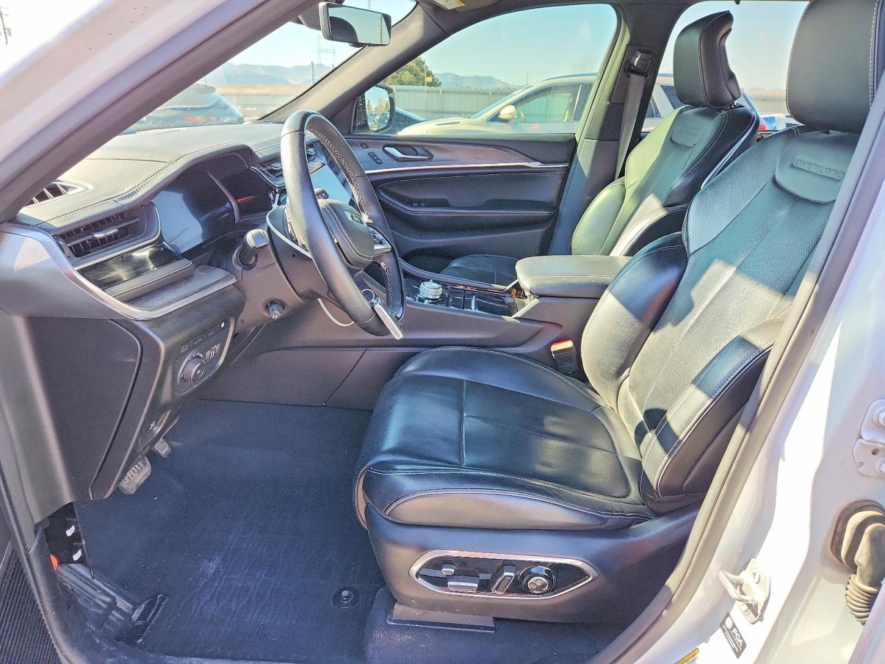 2023 JEEP GRAND CHEROKEE OVERLAND 4XE photo 13